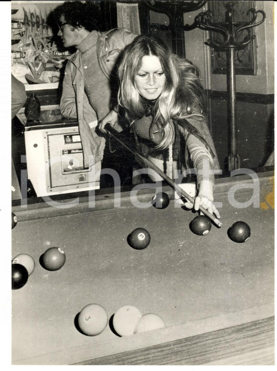 1971 SAINT-TROPEZ Brigitte BARDOT durante una partita a biliardo - Foto 13x18 cm