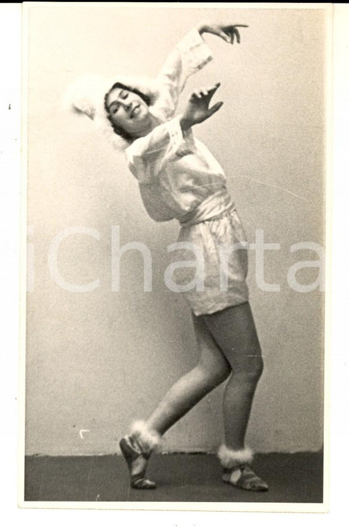 1930 ca GERMANIA DANZA Ballerina in costume bordato di pelliccia *Foto cartolina