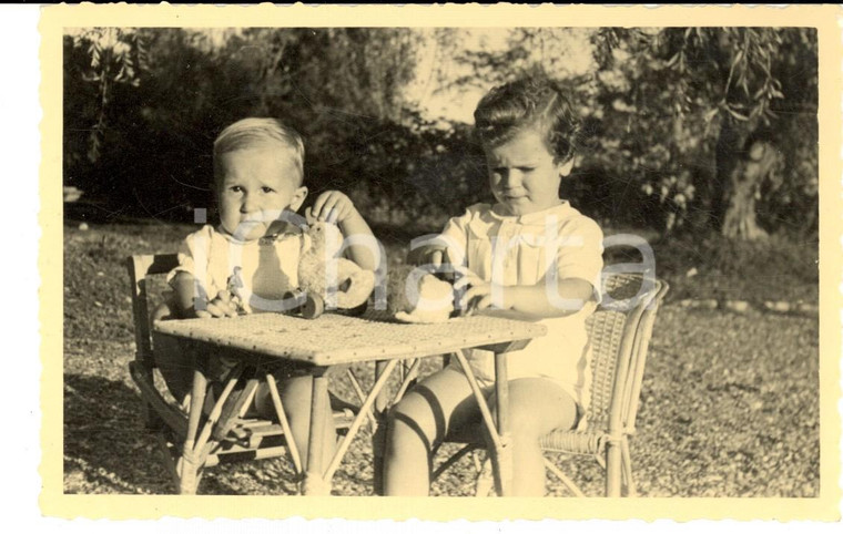 1930 ca GERMANIA Ritratto di due fratellini in giardino - Foto cartolina VINTAGE