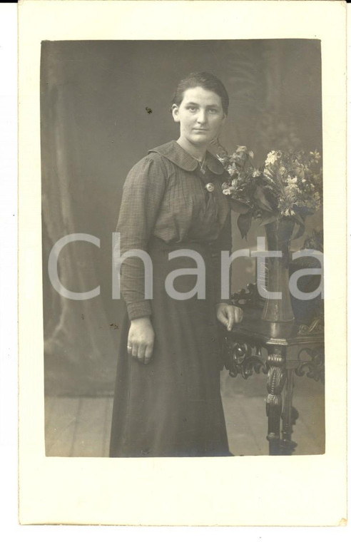 1920 ca KARBEN Ritratto di Elise MULLER con vaso di fiori - Foto cartolina 