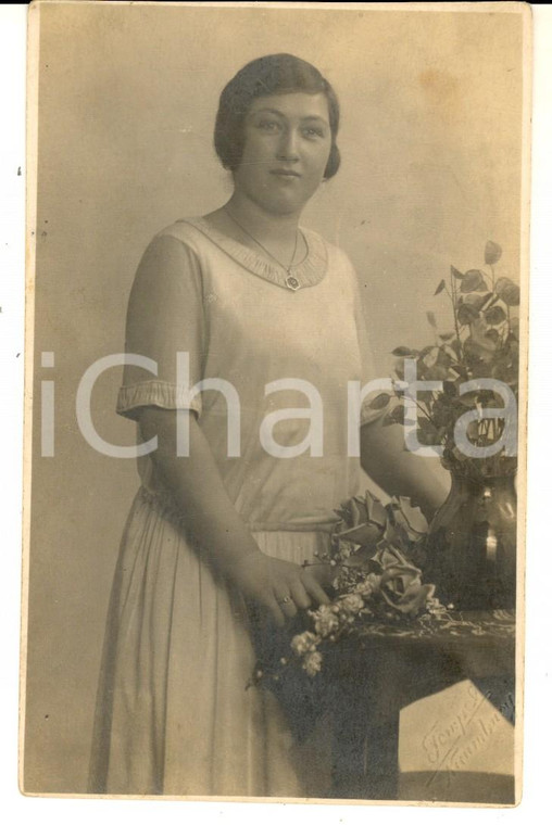 1920 ca NAUMBURG Ritratto di giovane donna con vaso di fiori *Foto VINTAGE