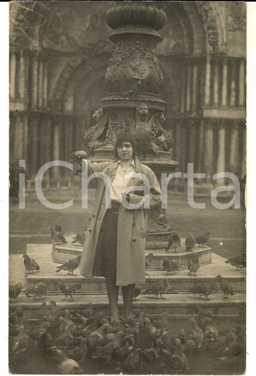 1930 ca VENEZIA Piazza San Marco - Ritratto di una turista tedesca - Foto