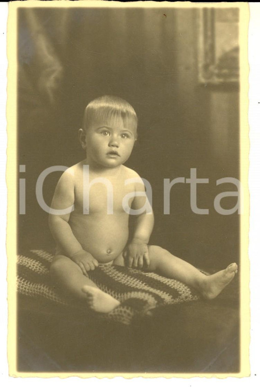 1930 ca NURNBERG Ritratto di bambino su una coperta - Foto cartolina VINTAGE