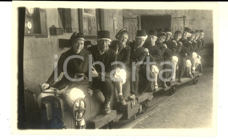 1930 ca GERMANIA FESTA Un allegro trenino in costume - Foto cartolina CURIOSA