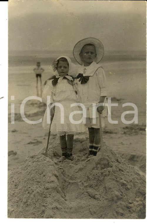 1908 WANGEROOGE Ritratto di due fratellini in spiaggia - Foto cartolina VINTAGE