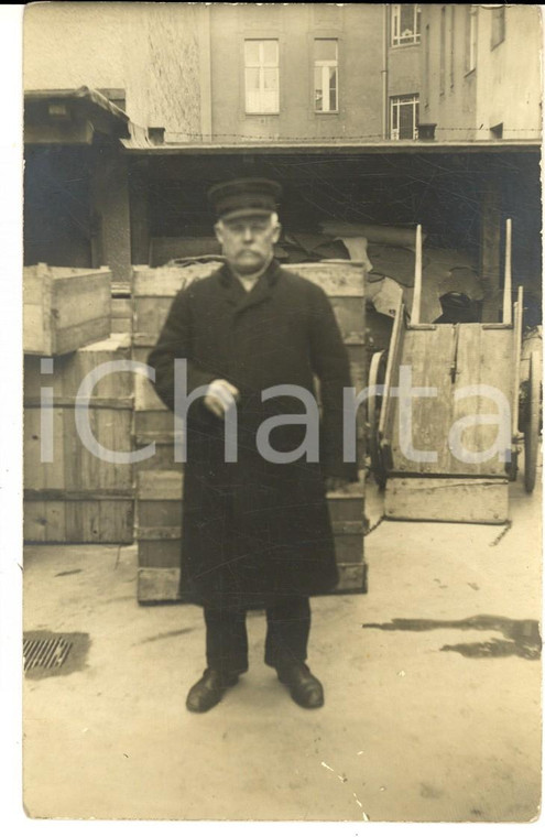 1930 ca GERMANIA Ritratto di uomo in un magazzino - Foto cartolina VINTAGE