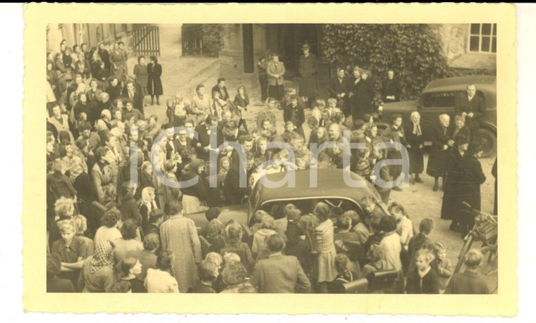 1940 ca BRANDIS (GERMANIA) Folla circonda un'automobile - Foto cartolina VINTAGE