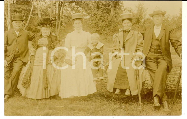 1910 FALKENBERG Ritratto di famiglia seduta su un tronco *Foto cartolina VINTAGE