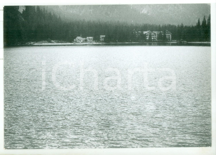 1979 BRAIES (BZ) La cappella sulla sponda del lago *Fotografia vintage 18x13 cm