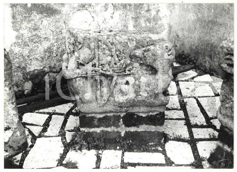 1982 TOLFA (ROMA) Rocca dei Frangipane - Altare in pietra con arciere *FOTO