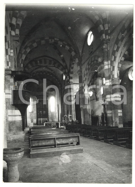 1981 STAFFARDA DI REVELLO (CN) Navata centrale dell'abbazia di Santa Maria *Foto