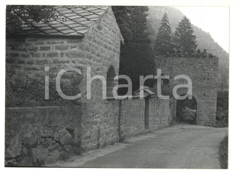 1980 VALLE DEVERO Veduta della porta dell'antico forte *Foto VINTAGE 13x18 cm