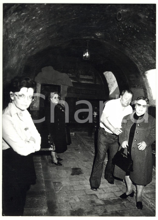 1977 ASSISI Eremo delle Carceri - Turisti nel refettorio *Foto VINTAGE 13x18 cm