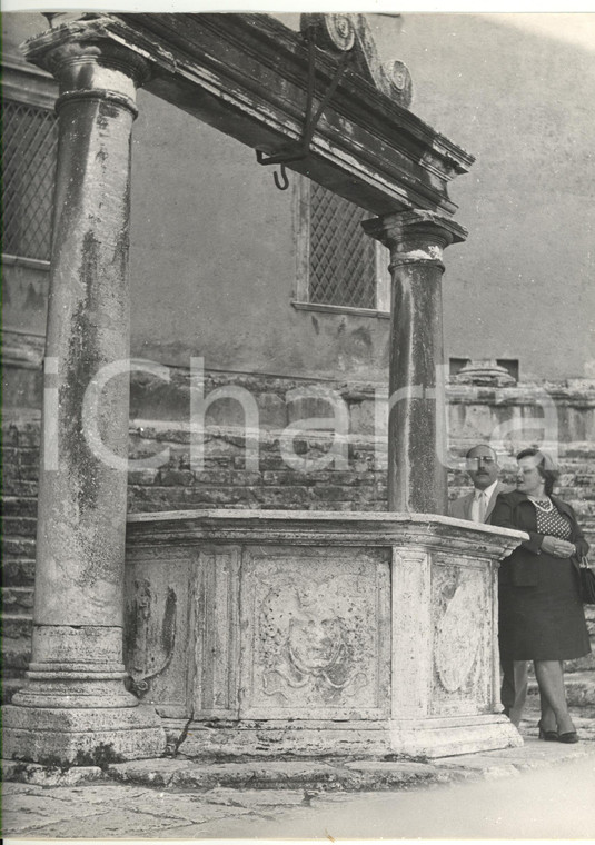 1971 PALESTRINA (ROMA) Palazzo Colonna Barberini - Ritratto di famiglia al pozzo