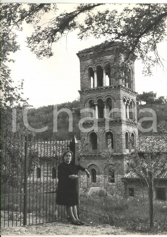 1973 PALOMBARA SABINA Abbazia di SAN GIOVANNI - Ritratto femminile al campanile