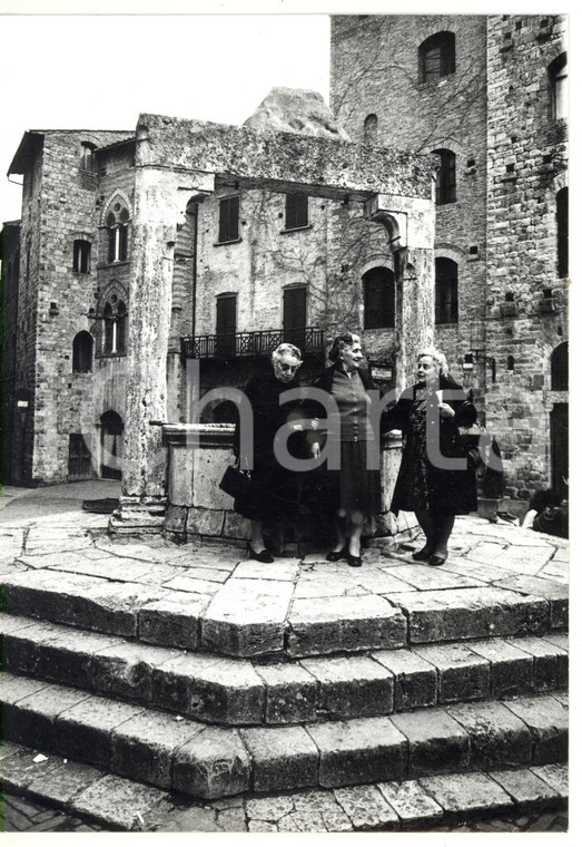 1979 SAN GIMIGNANO Piazza della Cisterna - Conversazione tra anziane donne