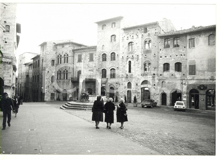 1979 SAN GIMIGNANO Piazza della Cisterna - Anziane donne a passeggio *Foto 18x13