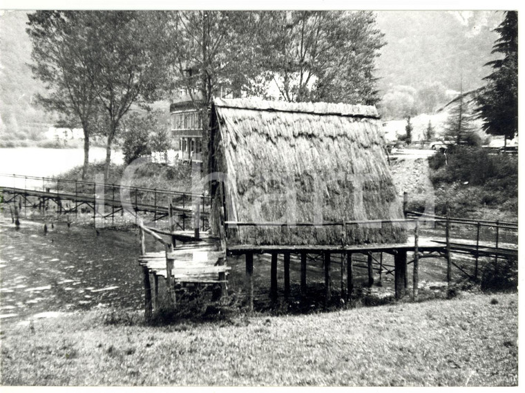 1977 MOLINA DI LEDRO (TN) Ricostruzione di una capanna su palafitte *Foto