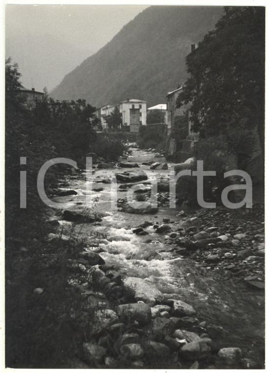 1974 VALLE CORSAGLIA (CN) Scorcio di un paese visto dal torrente *Foto 13x18 cm