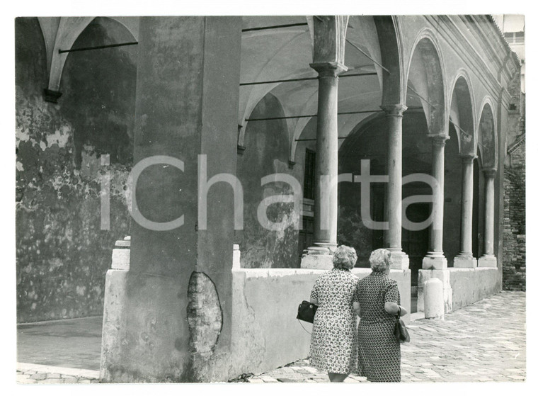 1979 RAVENNA Turiste alla Chiesa dello Spirito Santo - Foto 17x13 cm