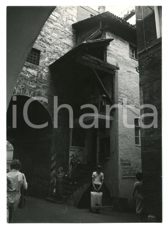 1979 MERANO (BZ) Turisti nei vicoli del centro storico - Foto 13x17 cm