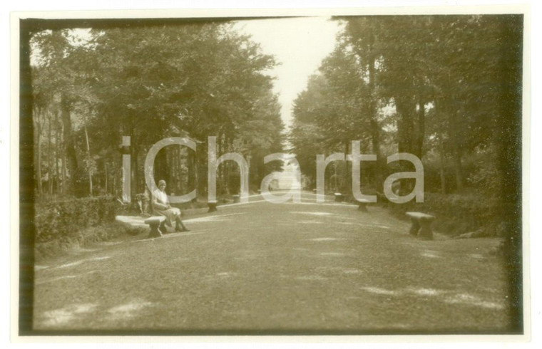 Giugno 1930 SALICE TERME Donna seduta al parco - Foto cartolina VINTAGE