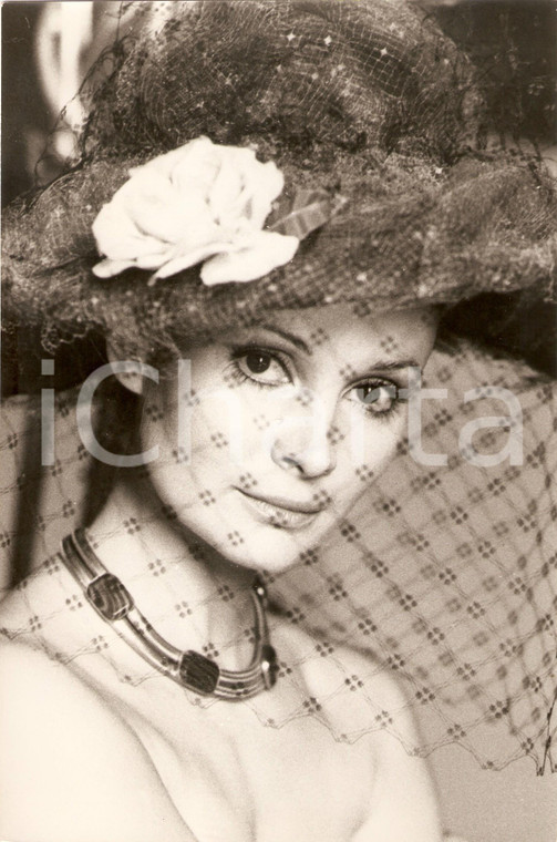 1970 ca MODA Ritratto di modella con veletta - Foto Gianni TATTI Agenzia GRANATA