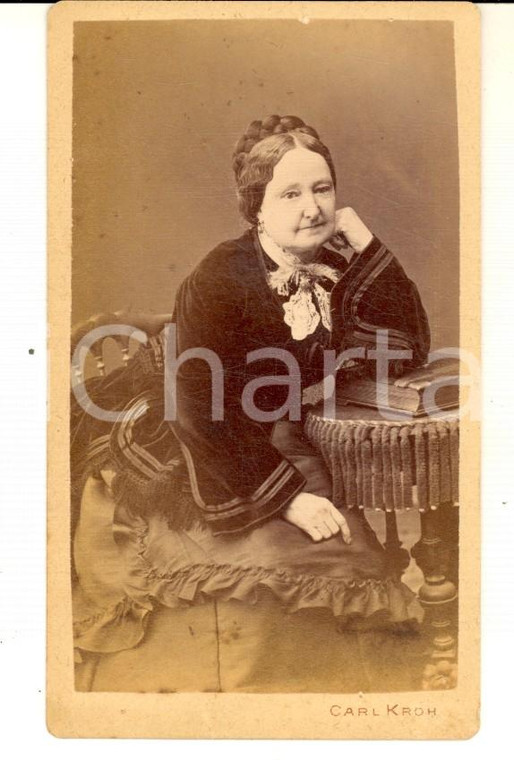 1880 ca WIEN Ritratto di donna seduta con un libro *Foto Carl KROH CDV