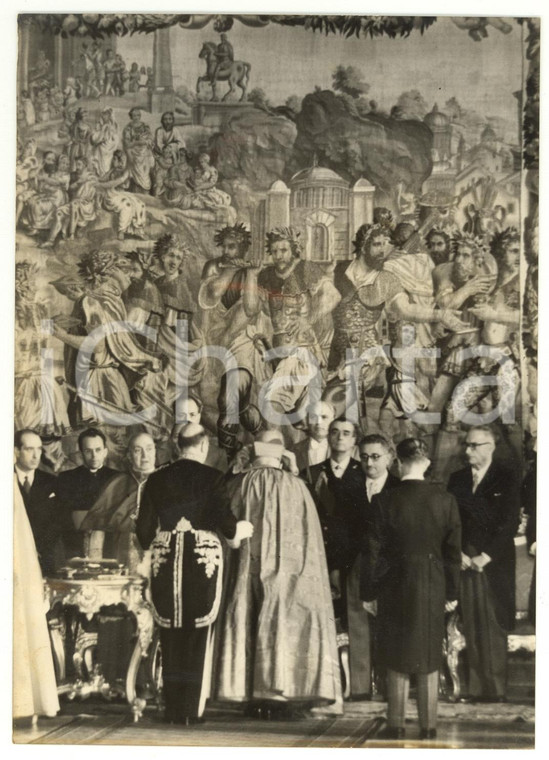1958 ROMA Giovanni GRONCHI impone la berretta cardinalizia a Giuseppe FIETTA
