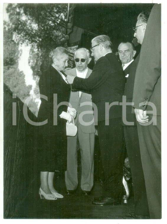 1957 ROMA Anniversario Guardia Finanza - Giovanni GRONCHI premia anziana donna
