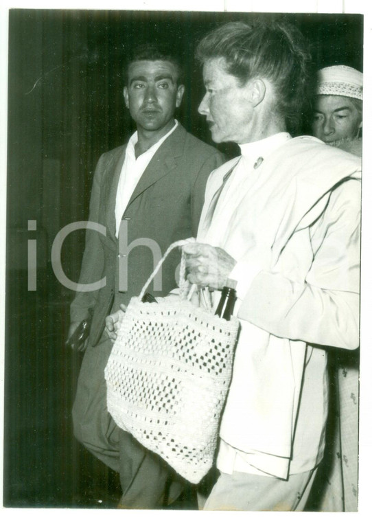 1958 ROMA L'attrice Katharine HEPBURN regge borsa della spesa - Foto 13x18 cm