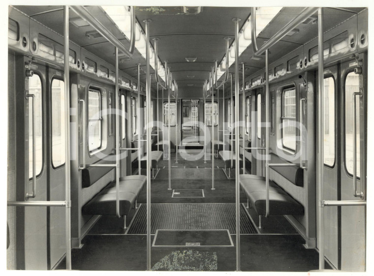 1965 ca METROPOLITANA MILANO - Interno di una vettura *Foto ARTISTICA 24x18