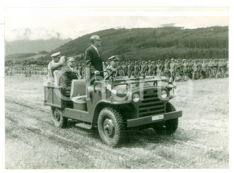 1957 BRUNICO Saluto di Giovanni GRONCHI e Paolo Emilio TAVIANI a truppe alpine