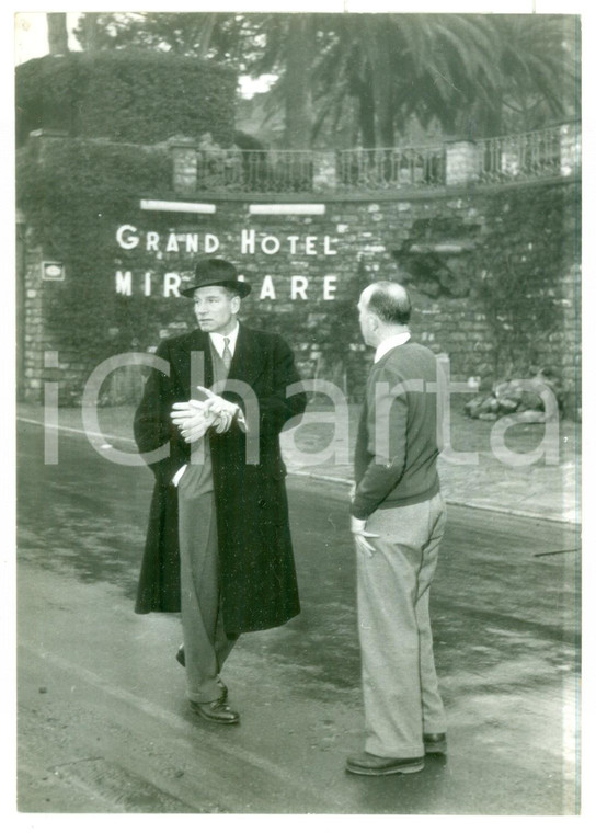 1956 SANTA MARGHERITA LIGURE Attore Laurence OLIVIER davanti all'Hotel MIRAMARE