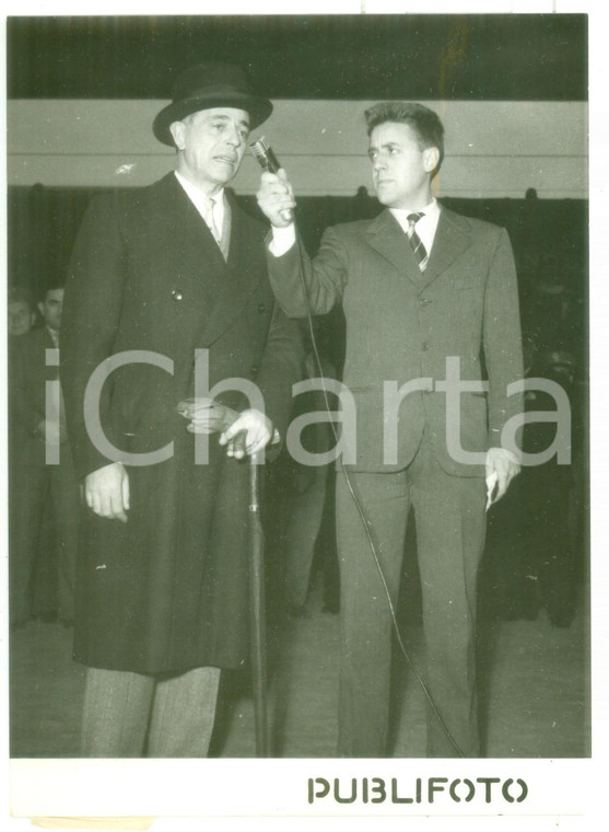 1954 ROMA STAZIONE TERMINI Gaetano MARTINO rilascia dichiarazioni ai giornalisti