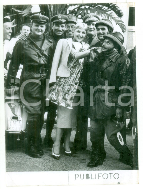 1955 SANREMO La valletta Elena GIUSTI sorridente tra i poliziotti *Foto 13x18 cm