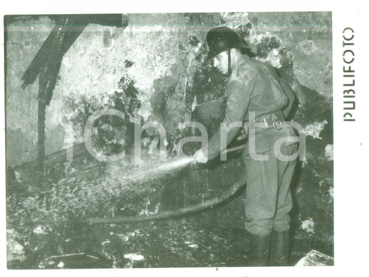 1958 NAPOLI Esplosione ditta fuochi d'artificio - Pompiere estingue l'incendio