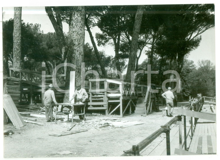 1957 ROMA Piazza di Siena - Operai allestiscono spalti del Concorso Ippico *Foto