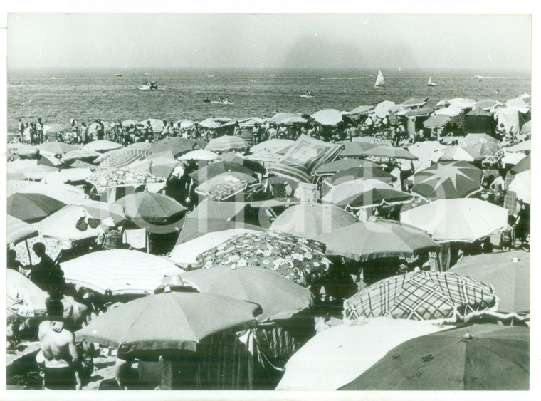 1968 OSTIA Veduta della spiaggia affollata di bagnanti *Fotografia 18x13 cm