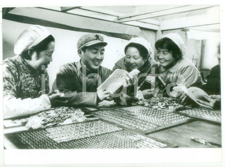 1970 ca PECHINO Operai in fabbrica leggono LIBRETTO ROSSO di TSE TUNG *Foto