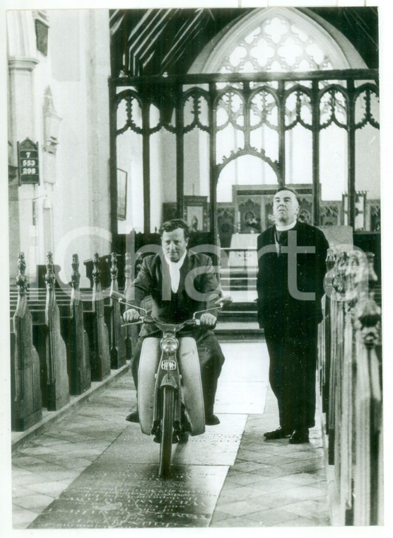 1968 LUDHAM Motocicletta in azione tra le navate della chiesa *Foto 13x18