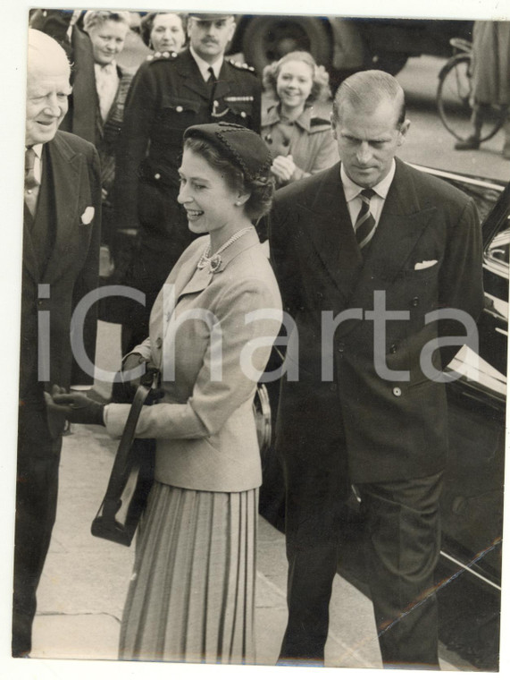 1954 DUCHY OF CORNWALL - ELIZABETH II with Duke of EDINBURGH after their arrival