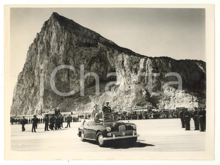 1954 GIBRALTAR - ELIZABETH II and the Duke of EDINBURGH under the Majestic Rock