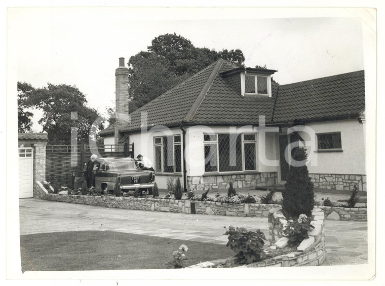 1961 HORNCHURCH Footballer Jimmy GREAVES and his wife arriving at their house