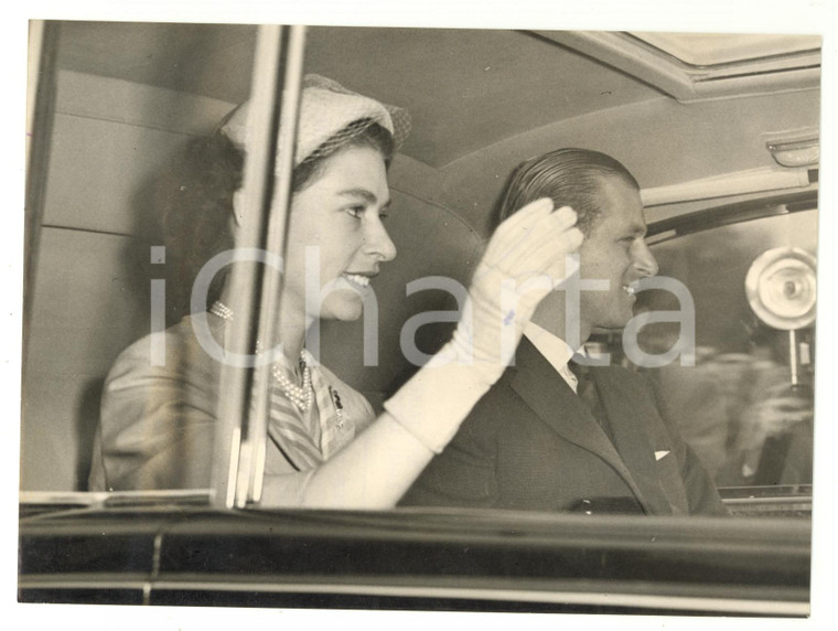 1954 LONDON Buckingham Palace - ELIZABETH II greeting from the Royal Car *Photo