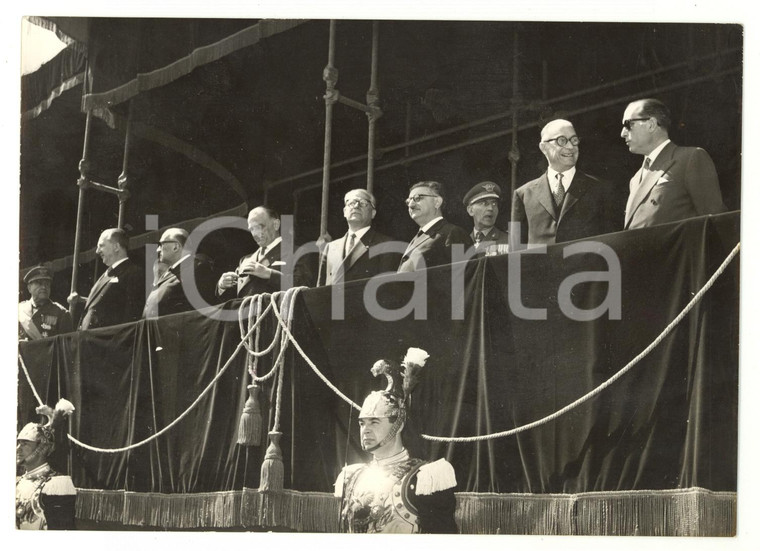 1957 ROMA Festa della Repubblica - Giovanni GRONCHI assiste alla parata militare