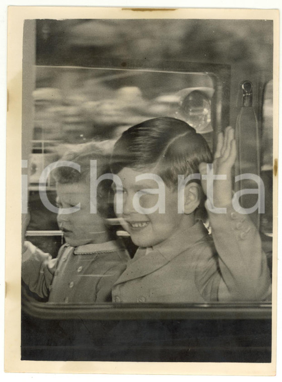 1954 LONDON Royal children CHARLES and ANNE greeting from the car *Photo 15x20