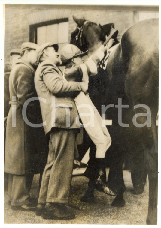 1957 MANCHESTER NOVEMBER HANDICAP Dennis WALKER mounting the saddle of his horse