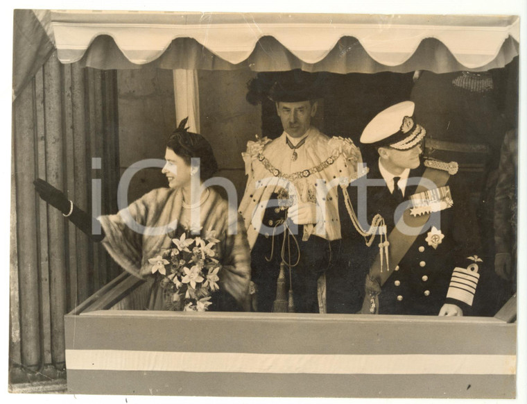 1954 LONDON Mansion House - ELIZABETH II and the Duke of EDINBURGH waving *Photo