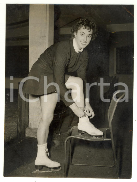 1954 RICHMOND - SKATING Sylvia CHEESEMAN putting her skates on *Photo 15x20